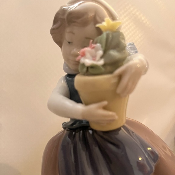 LLADRO Linda Con Maceta Spring is Coming - Picture 3 of 14